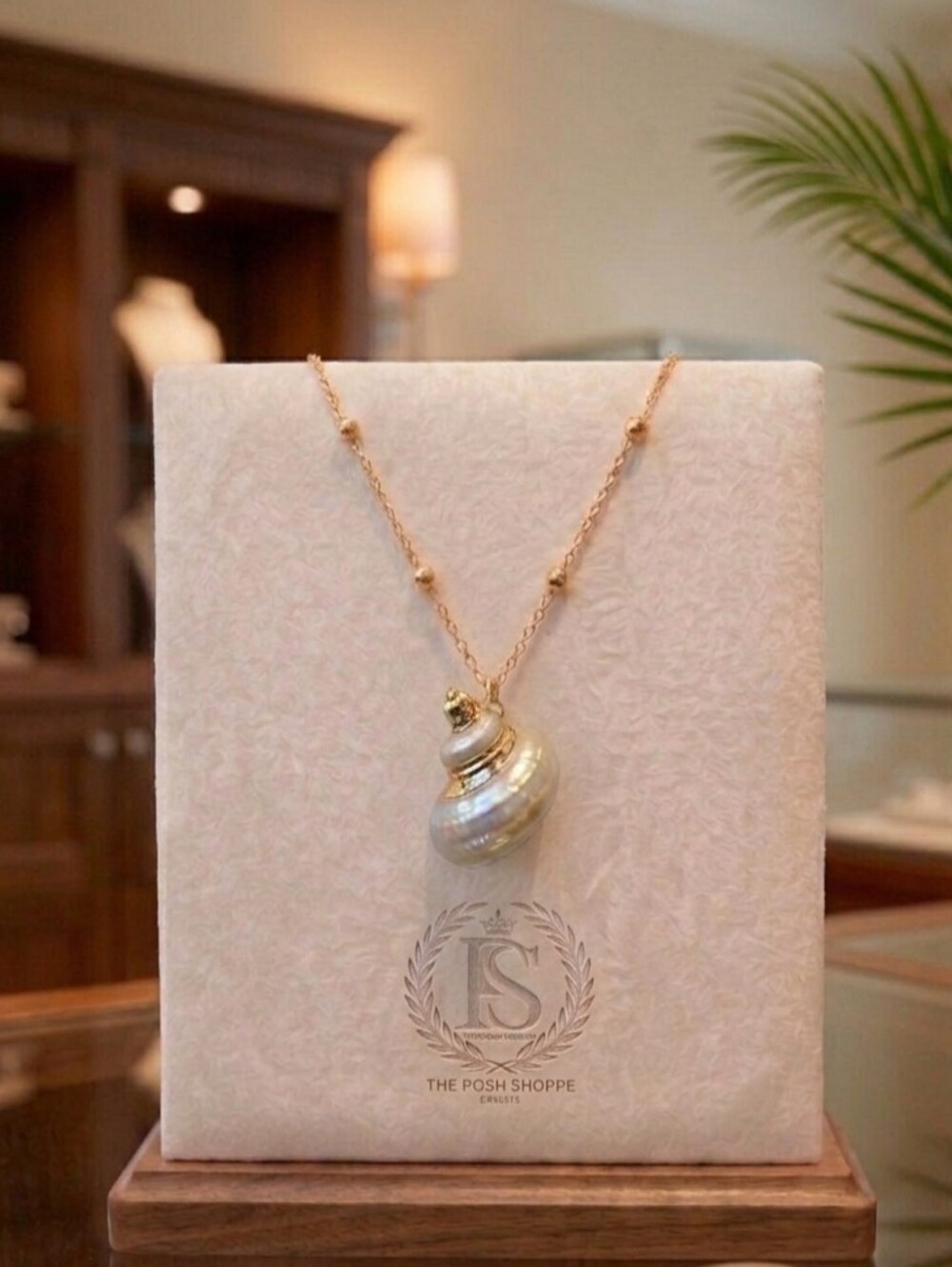 Pearlescent Turban Shell Pendant 18" Gold Beaded Chain